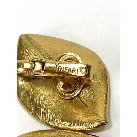 Crown Trifary Clip Ons Earrings Gold Tone Leaves Signed Vintage - Picture 11 of 16